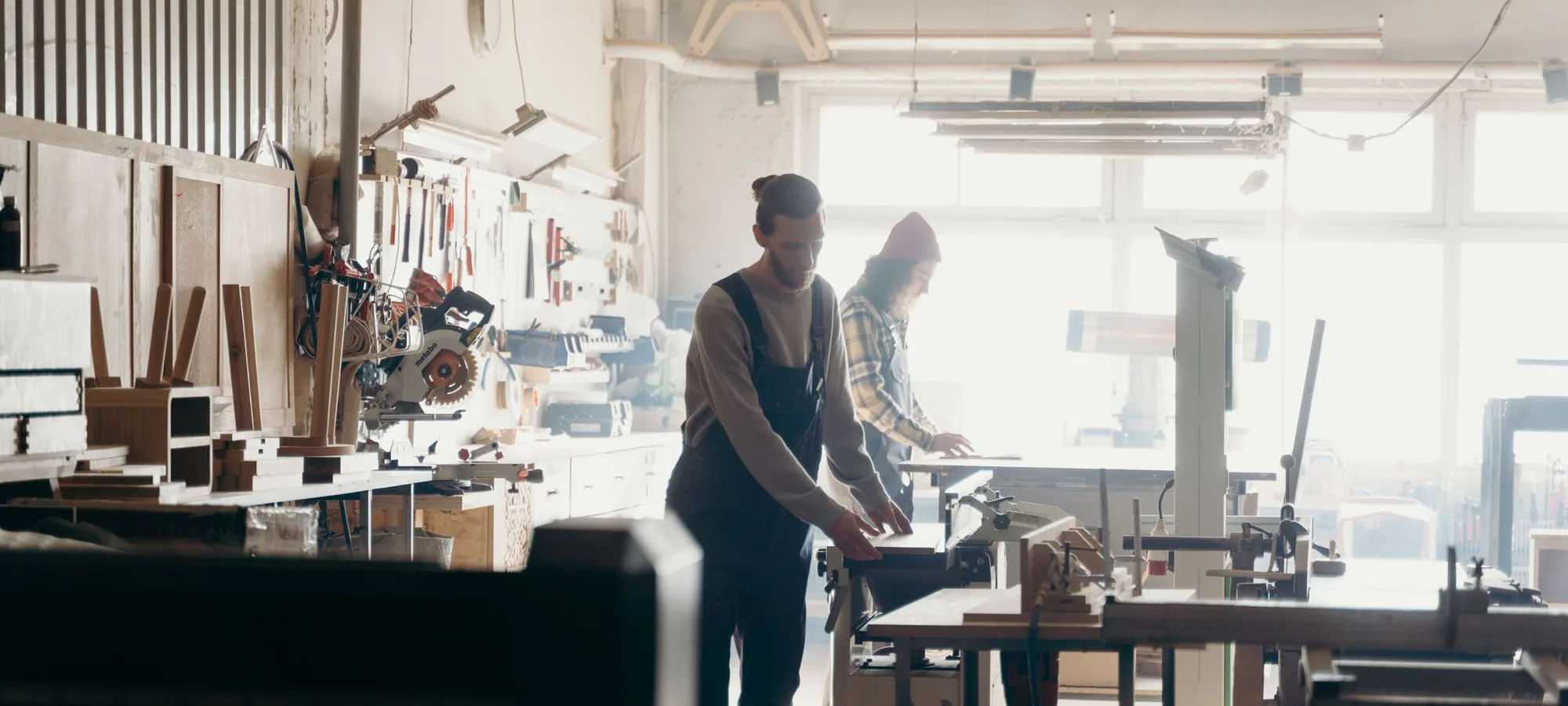 Un atelier de PME en fin de journée, l’équipe range