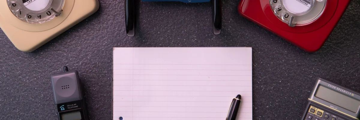 Un carnet et un téléphone posés sur un bureau de PME