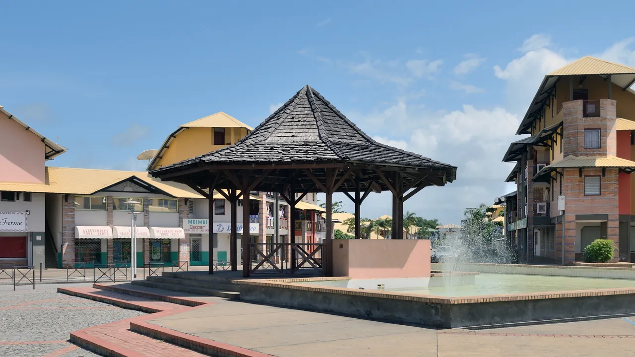 Kourou (Guyane) : la place du centre-ville et son kiosque