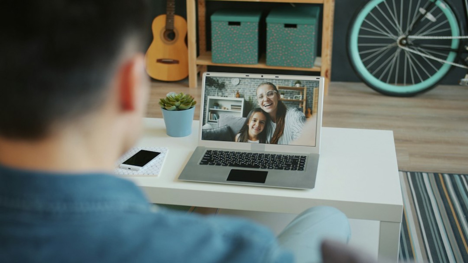 Personne en appel vidéo professionnel depuis son bureau à domicile