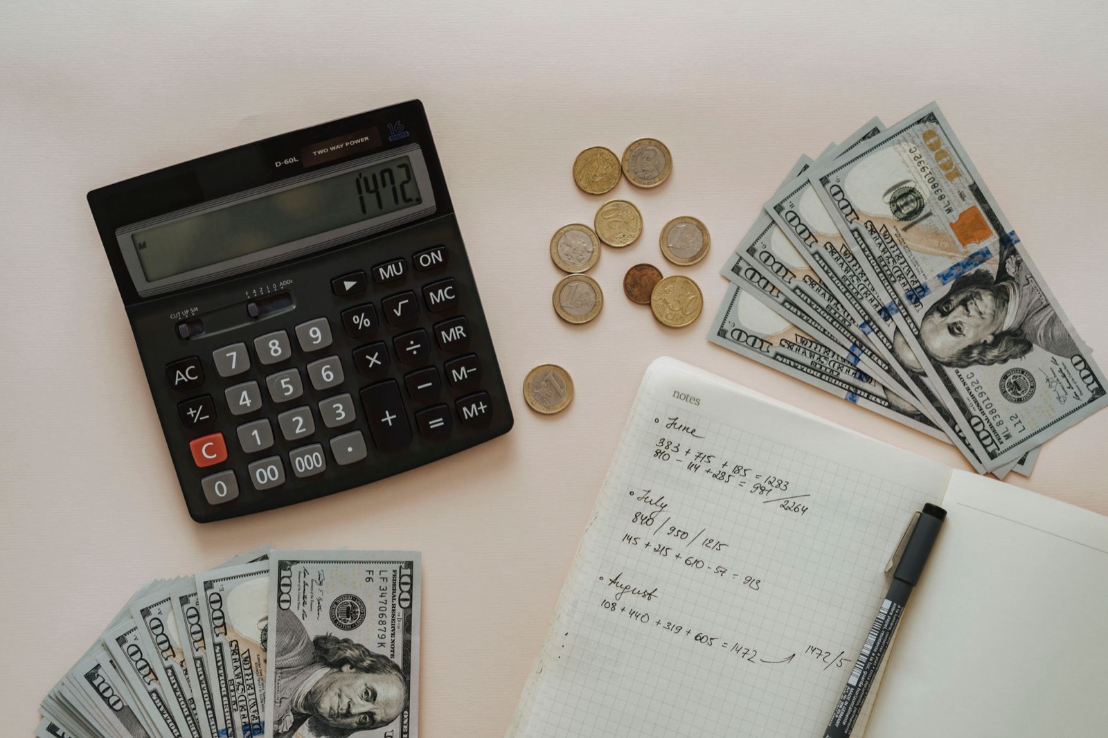 devis manuscrit et calculatrice sur un bureau d'artisan